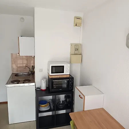 Apartment Colin Thomas *